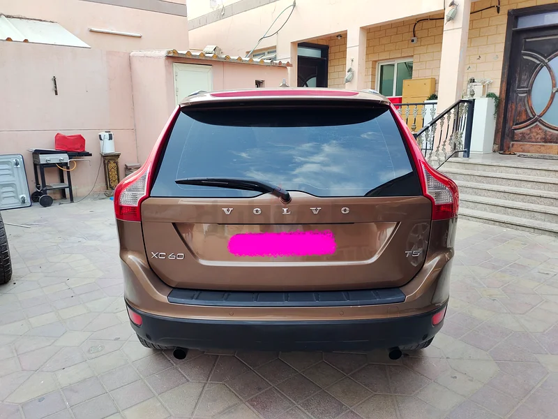 Volvo XC60 2.0L 4-cylinder GCC Zero Accident Leather seats parking sensor Alloy Rim63491241007746113