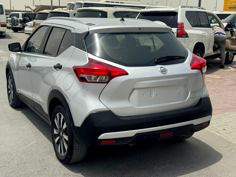 Nissan kicks 2018 silver color GCC calen car63399964744194113
