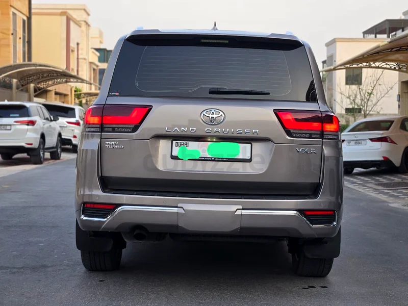 Toyota Landcruiser twin turbo VXR top of the range 2022 Agency maintained low mileage accident free.63484694183810111