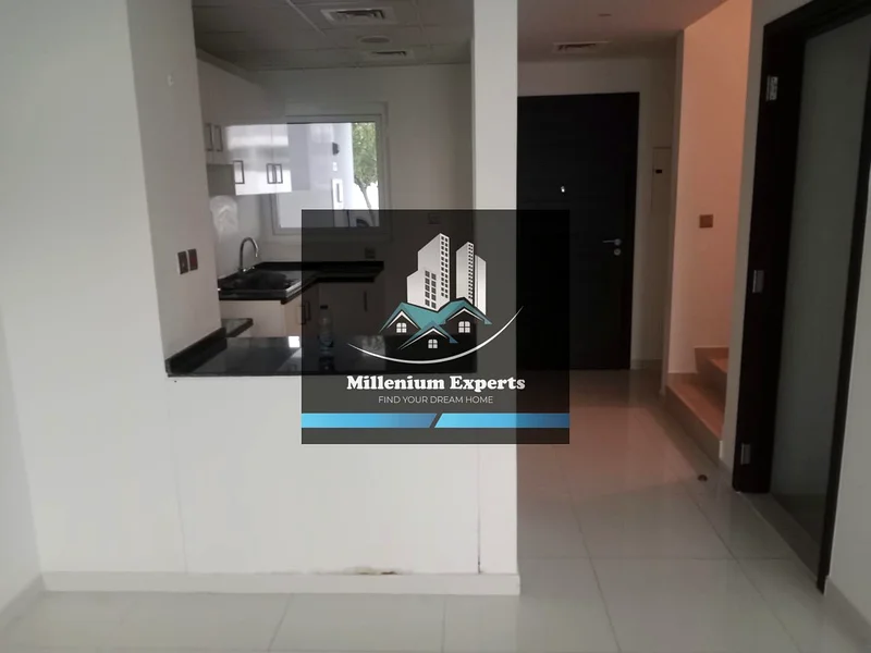 منزل تاون هاوس مكون من 3 غرف نوم - مطبخ مفتوح - غير مفروش - وحدة متوسطة63740962537987113