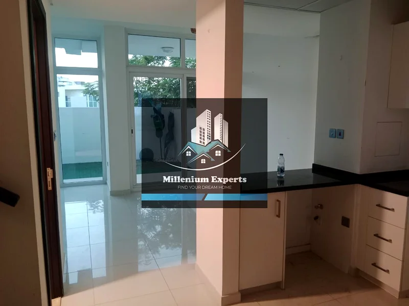 منزل تاون هاوس مكون من 3 غرف نوم - مطبخ مفتوح - غير مفروش - وحدة متوسطة63740962537987112