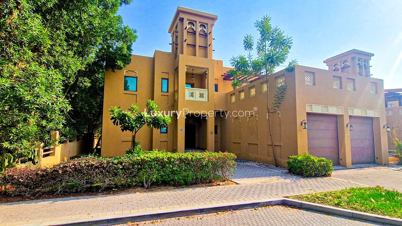 فيلا على الطراز الدوبي واسعة | واحة الحديقة63762023364098110