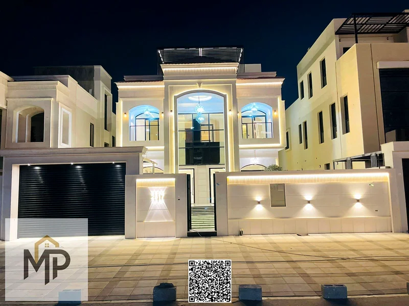 الفيللا الفاخرة للغاية المعروضة للبيع بتصميم كلاسيكي، وتحتوي على حديقة كبيرة، وسطح، و5 غرف نوم رئيسية دون رسوم خدمة سنوية.63881704901505112