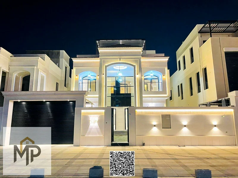الفيللا الفاخرة للغاية المعروضة للبيع بتصميم كلاسيكي، وتحتوي على حديقة كبيرة، وسطح، و5 غرف نوم رئيسية دون رسوم خدمة سنوية.63881704901505110