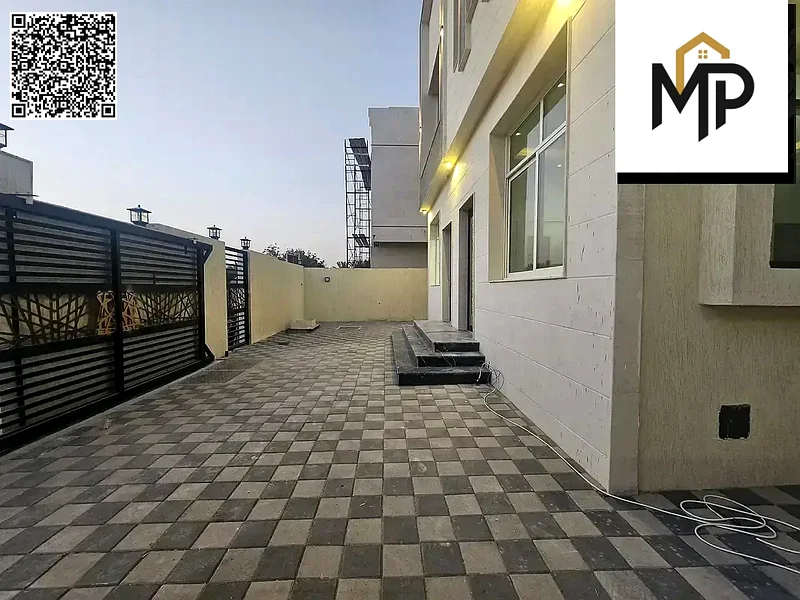 تشمل رسوم التسجيل، واجهة حجرية مع سقف وزجاج عازل للحرارة، تصميم حديث، ملكية تامة، قريبة من جميع الخدمات، بدون رسوم خدمة، للملاك63897759930755112