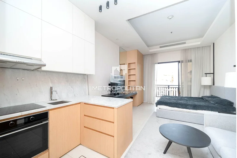Upgraded | Top Floor | Partial Sea View64009662711169112