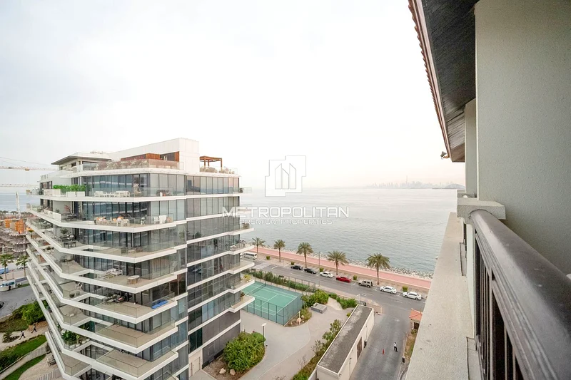 Upgraded | Top Floor | Partial Sea View64009662711169110