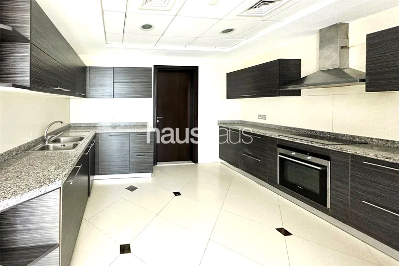 شاغرة عند النقل | طابق عالي | 2,980 قدم مربع64037935368195114