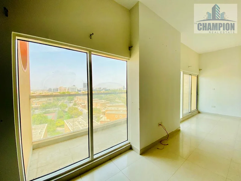 شقة واسعة مكونة من 3 غرف نوم وغرفة خادمة للإيجار | دبي سيليكون أويسس63747260110210113