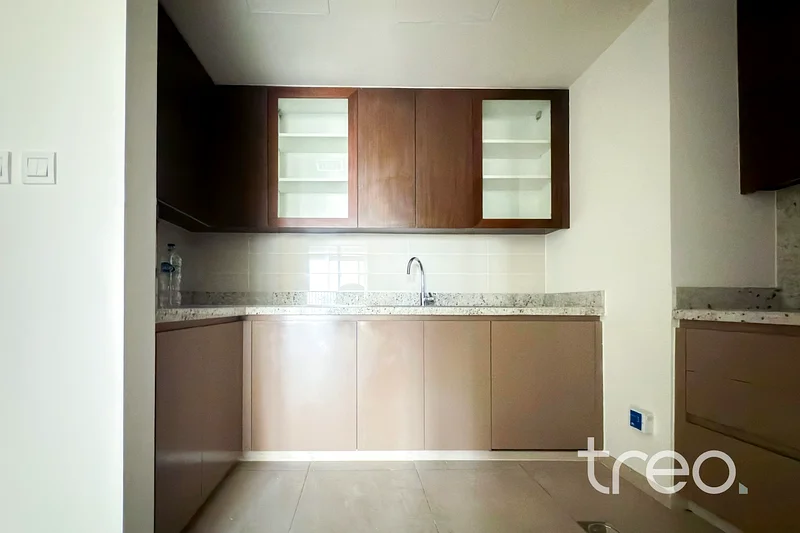 Vacant Now | Back View | Iconic Location63769347543553113