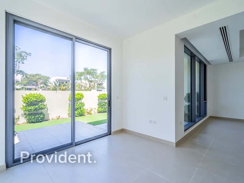 Vacant | Single Row | Corner Green Belt63754830968066114