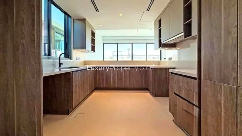 مناظر طبيعية | صف واحد | بالقرب من ملعب البادل63736431482753113