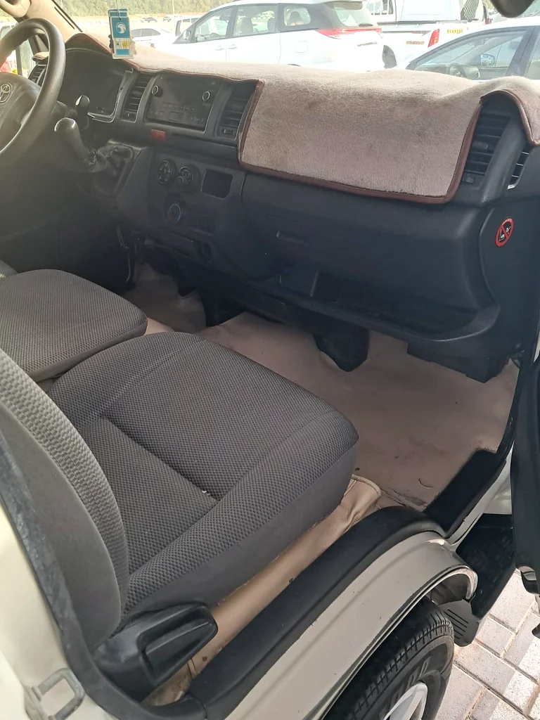 Toyota Hiace 2015 (6-passenger cargo van)63484347918979114