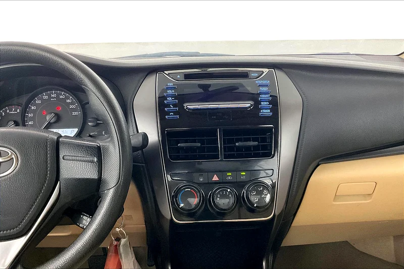 2022 Toyota Yaris SE / E  • Big Price Drop • 42937963699051387906114