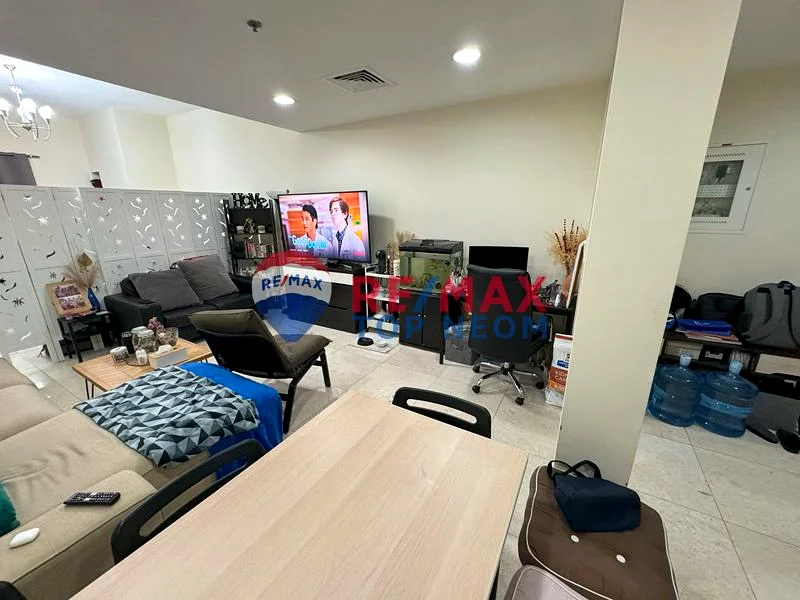شقة كبيرة مكونة من غرفتين نوم مع إطلالات خلابة | مؤثثة بالكامل | موقع متميز63790447175426113