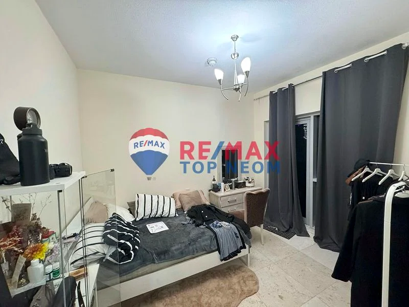 شقة كبيرة مكونة من غرفتين نوم مع إطلالات خلابة | مؤثثة بالكامل | موقع متميز63790447175426114