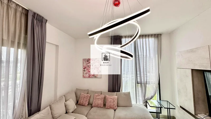 شقة فاخرة واسعة ومفروشة بالكامل بغرفة نوم واحدة مع حمامين63705561371651112