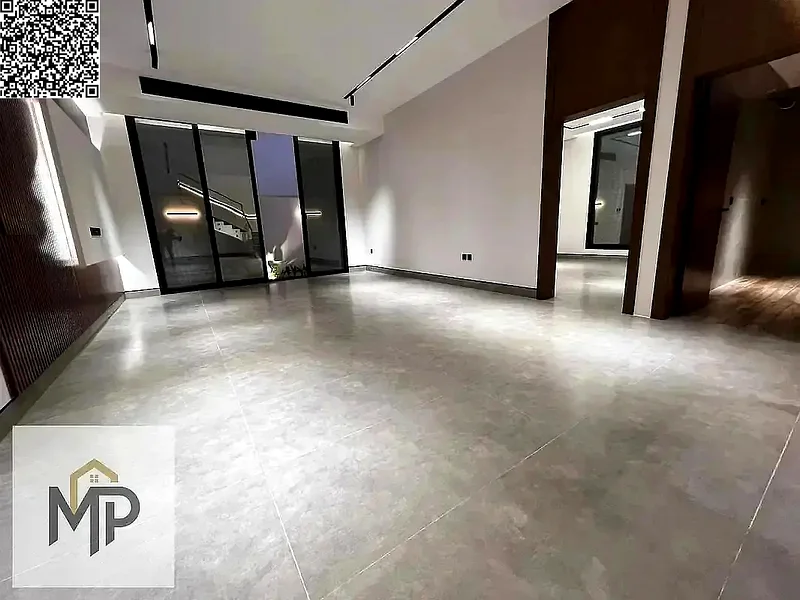 فيلا للبيع - طابقان وفناء كبير - بالقرب من طريق الشيخ محمد بن زايد - ملكية تامة لجميع الجنسيات مدى الحياة -63881704944257114