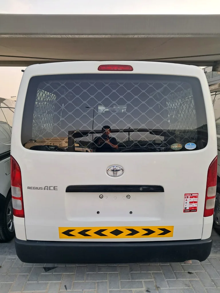 Toyota Hiace 2015 (6-passenger cargo van)63484347918979111