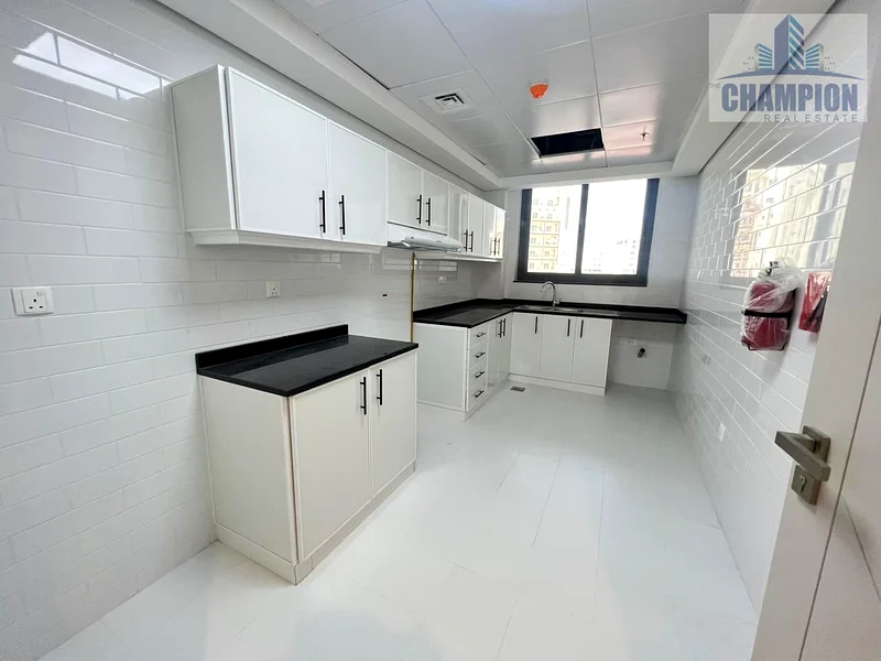 شقة فاخرة من 3 غرف نوم في موقع مميز مع شرفة كبيرة بسعر 110 ألف فقط63730241900289113