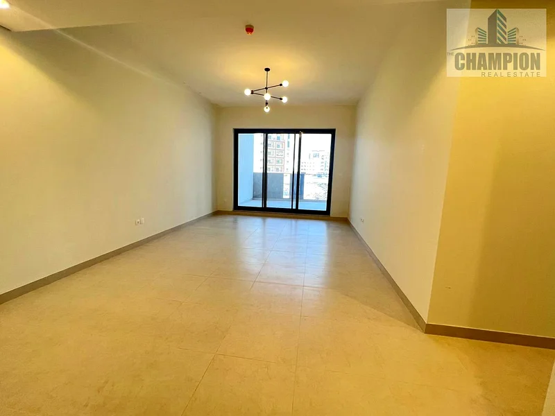 شقة فاخرة من 3 غرف نوم في موقع مميز مع شرفة كبيرة بسعر 110 ألف فقط63730241900289112
