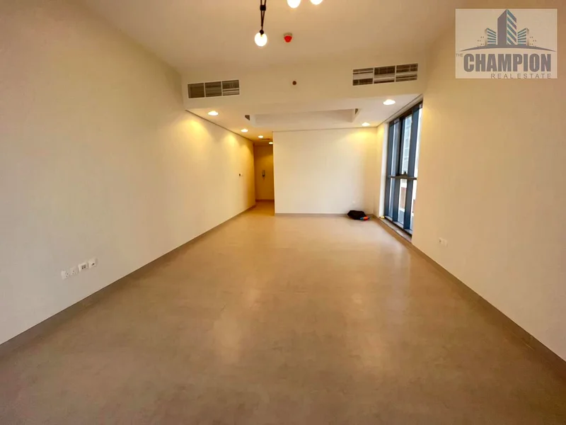 شقة فاخرة من 3 غرف نوم في موقع مميز مع شرفة كبيرة بسعر 110 ألف فقط63730241900289111