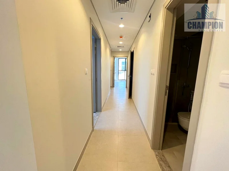 شقة فاخرة من 3 غرف نوم في موقع مميز مع شرفة كبيرة بسعر 110 ألف فقط63730241900289114