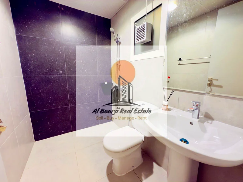 📍 عجمان – منطقة الكورنيش   موقع متميز وحيوي قرب دوار السفينة، خلف مطعم ثمار البحار.  🏠 شقة ب studio مفروشة بالكامل مع63810438995457114