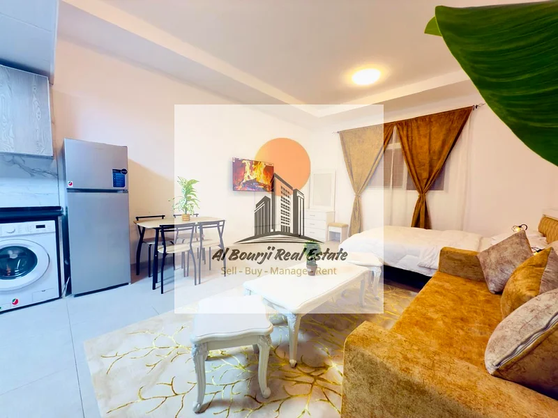 📍 عجمان – منطقة الكورنيش   موقع متميز وحيوي قرب دوار السفينة، خلف مطعم ثمار البحار.  🏠 شقة ب studio مفروشة بالكامل مع63810438995457110