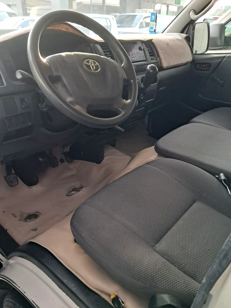 Toyota Hiace 2015 (6-passenger cargo van)63484347918979113