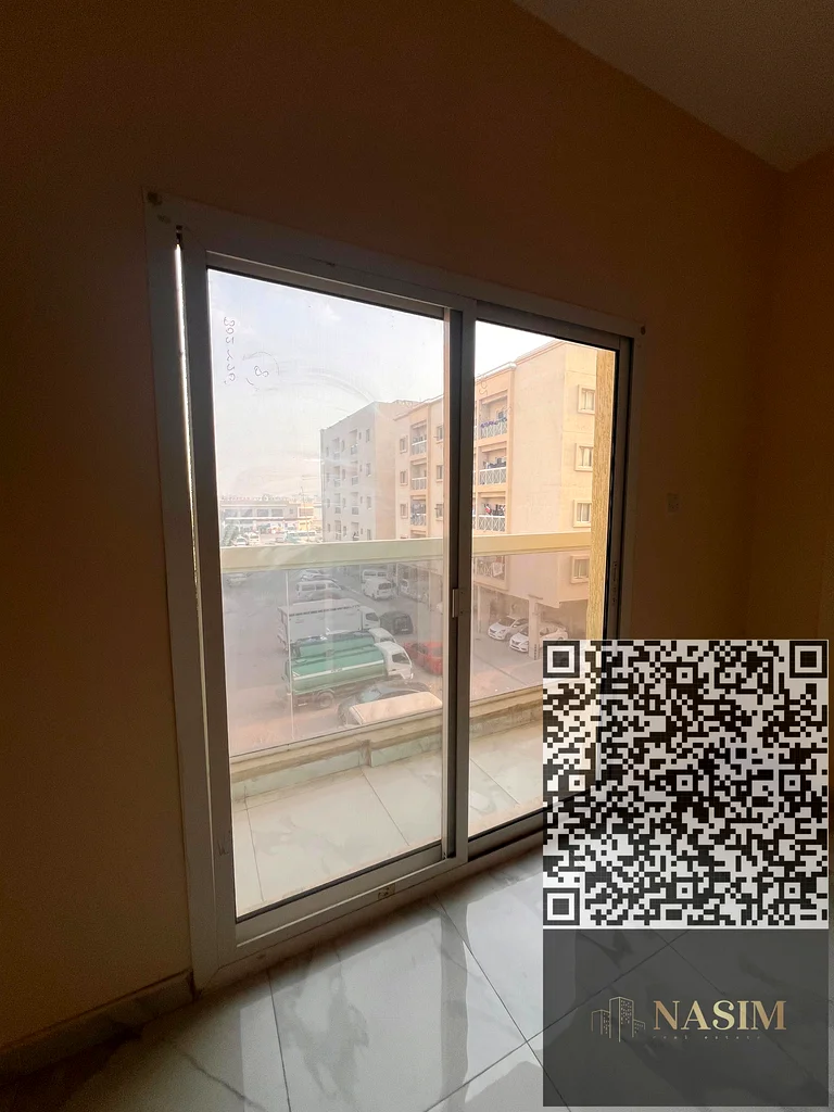 متاح للإيجار السنوي، غرفة واسعة جدًا وصالون مع شرفة وموقع مميز وحيوي63809770962945111