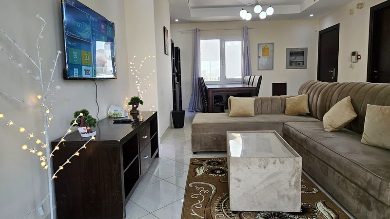 9000/- شاملاً الفواتير شهريًا، فيلا مفروشة بالكامل بـ 3 غرف نوم وفناء كبير63724786920579111