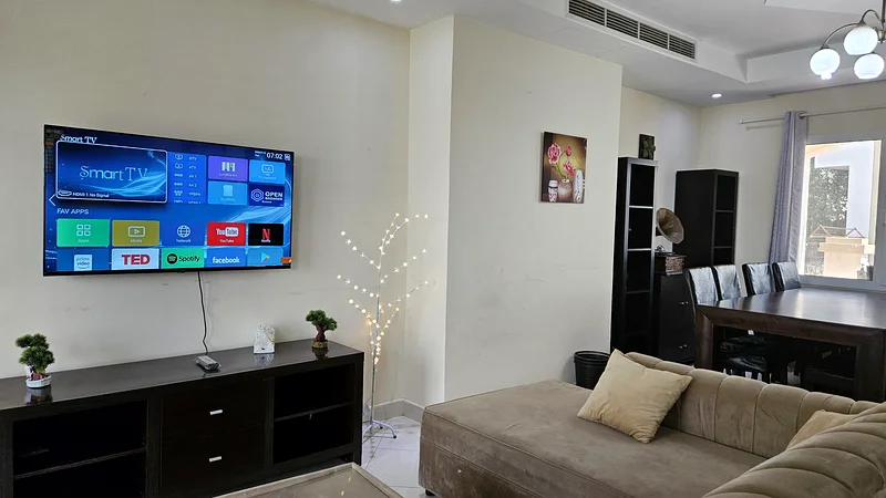 9000/- شاملاً الفواتير شهريًا، فيلا مفروشة بالكامل بـ 3 غرف نوم وفناء كبير63724786920579114
