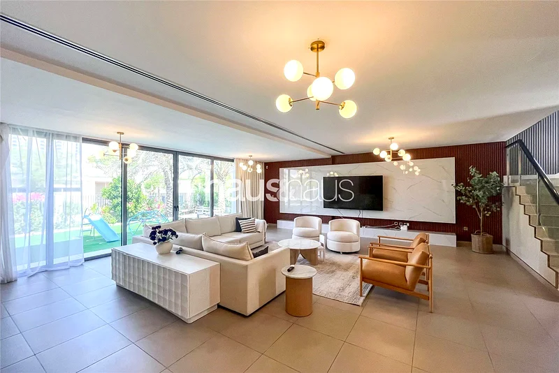 Corner Plot | Pool Backing | Extended64046332722563113