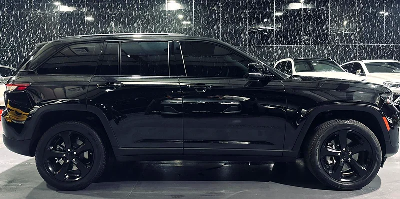Jeep Grand Cherokee Altitude – 2023 | GCC Specs with Swiss Auto Warranty and Service contract63489780511107114