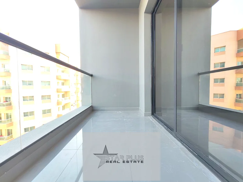 شقة فاخرة مكونة من غرفتي نوم مع صالة واسعة وشرفة وتحتوي على جميع وسائل الراحة.63730242874498113