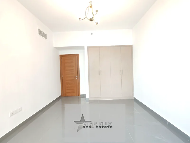 شقة فاخرة مكونة من غرفتي نوم مع صالة واسعة وشرفة وتحتوي على جميع وسائل الراحة.63730242874498114