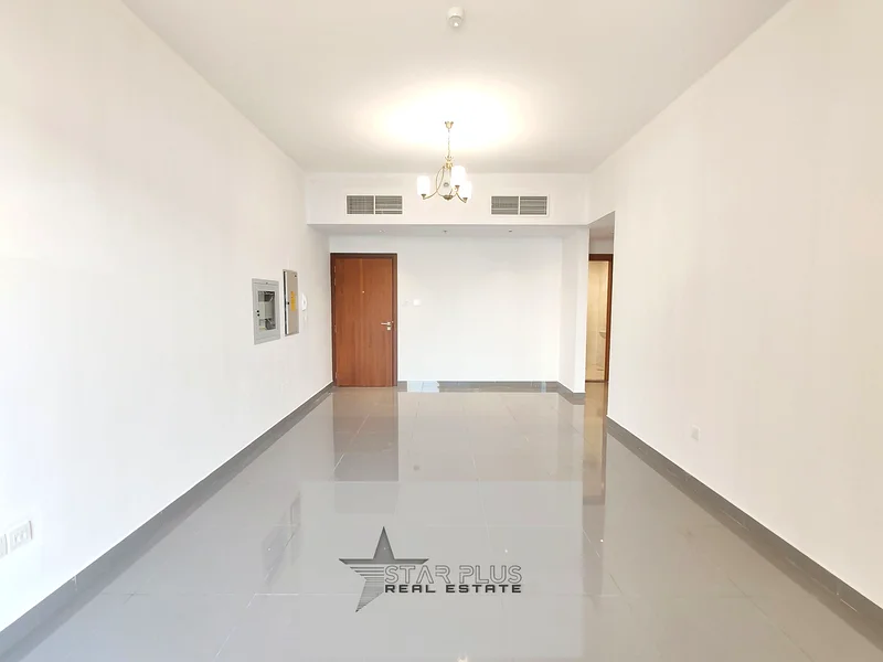شقة فاخرة مكونة من غرفتي نوم مع صالة واسعة وشرفة وتحتوي على جميع وسائل الراحة.63730242874498112