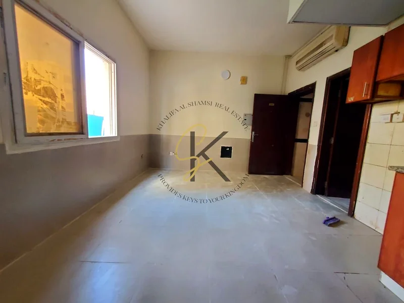 شقة استوديو بدون إيداع أمني عرض ساخن جاهزة للانتقال معيشة ساحرة للإيجار بالقرب من مول السفاري في المويه الشارقة مبنى للعائلات بالكامل63701244896257114