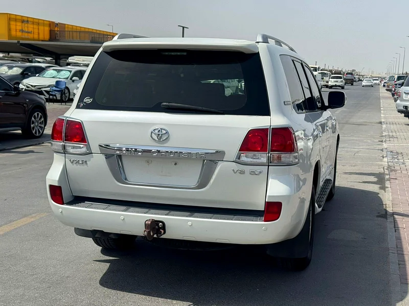Toyota landcruiser 2011 v8 white color GCc calen cR63484694064771113