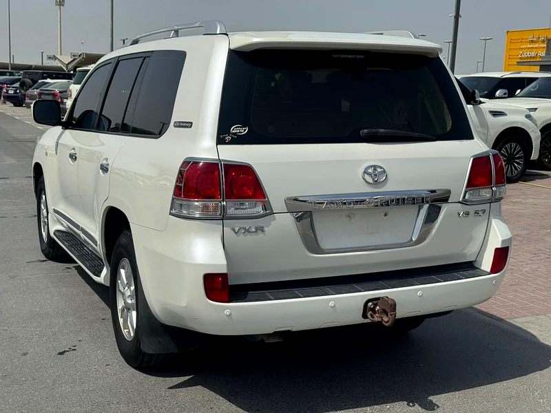 Toyota landcruiser 2011 v8 white color GCc calen cR63484694064771111
