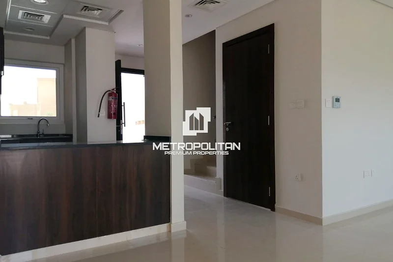 فيلا مأهولة من طابقين بثلاث غرف نوم وبدروم | حافز للبيع64005313525507112