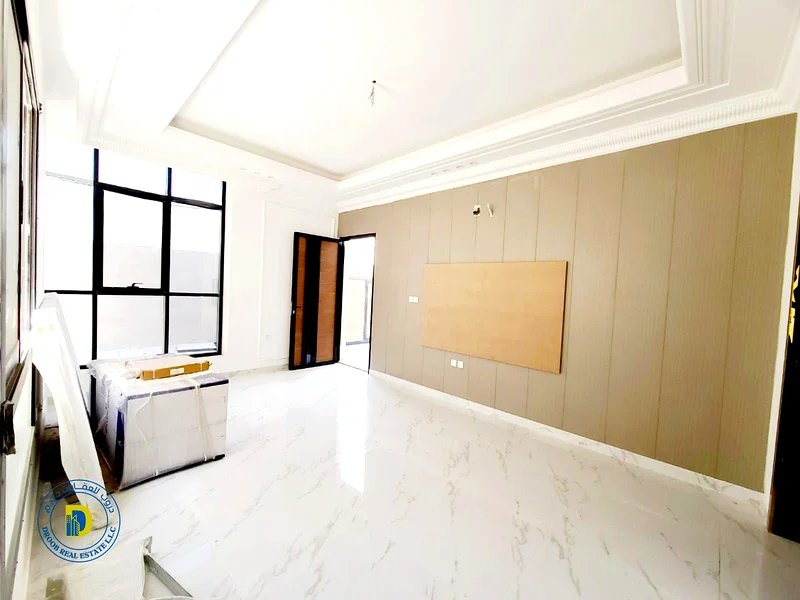 فيلا للبيع مكونة من 7 غرف في شارع رئيسي في الحزيّ 2. السعر يشمل رسوم التسجيل.63912050534787114