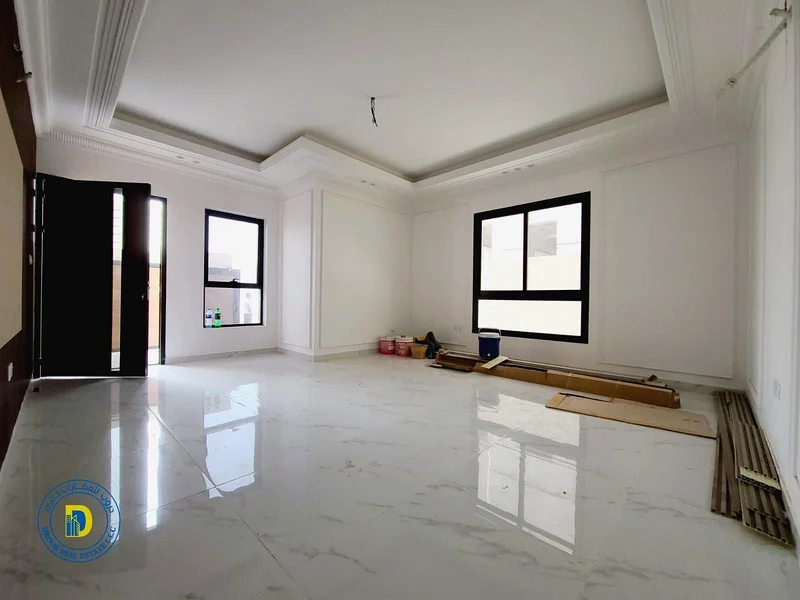 فيلا للبيع مكونة من 7 غرف في شارع رئيسي في الحزيّ 2. السعر يشمل رسوم التسجيل.63912050534787112