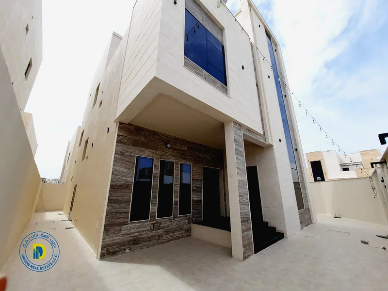 For sale, a 6-room villa with a roof, in a very distinguished location, on a main street in the Al-Helio 2 area. The price includes registration fees.63912904011267113