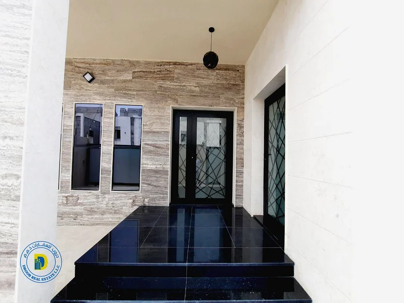 For sale, a 6-room villa with a roof, in a very distinguished location, on a main street in the Al-Helio 2 area. The price includes registration fees.63912904011267112