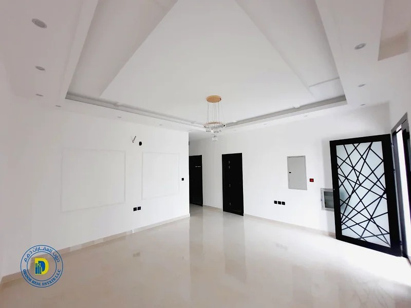 For sale, a 6-room villa with a roof, in a very distinguished location, on a main street in the Al-Helio 2 area. The price includes registration fees.63912904011267114