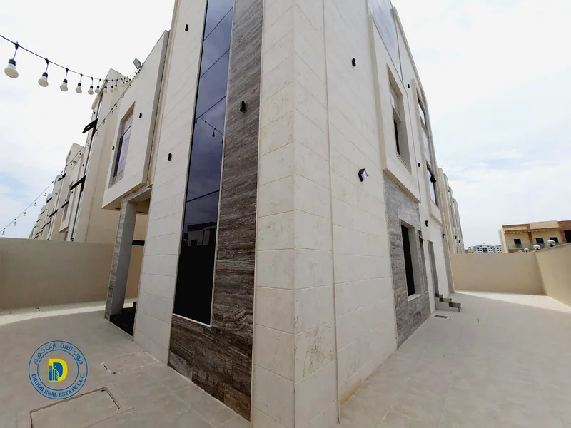 For sale, a 6-room villa with a roof, in a very distinguished location, on a main street in the Al-Helio 2 area. The price includes registration fees.63912904011267111