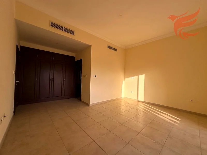 فيلا بمساحة 5 غرف نوم وغرفة خادمة للإيجار في قرية الحمرا63814264809345114