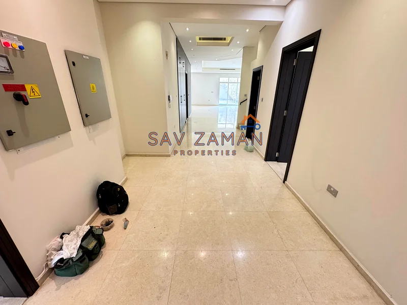 فيلا شبه مستقلة مجددة بمسحات خدم وحمام سباحة خاص وحديقة في المنارة 5 غرف نوم63724602375426112